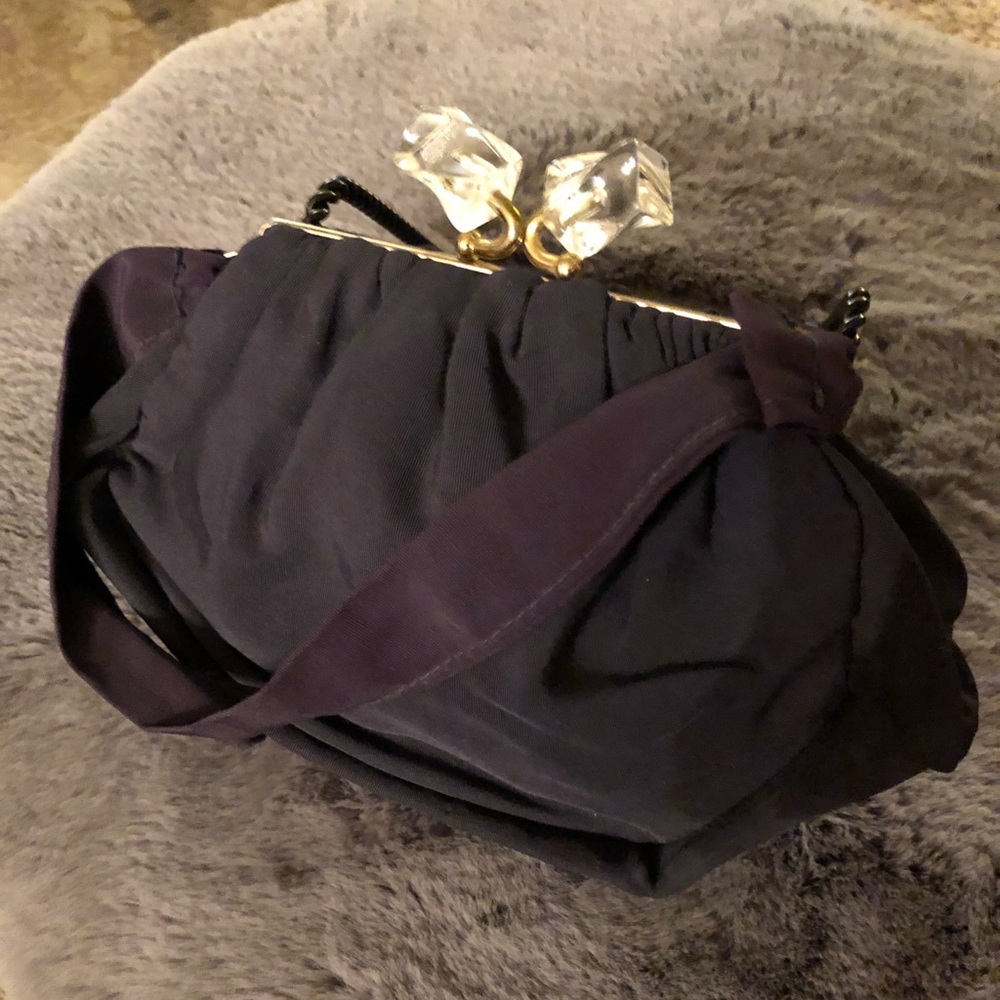 Vintage handbag with acrylic closure.